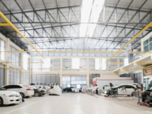 Tweedehands auto's in garage